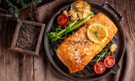 Salmão Keta Selvagem ao Vapor com Legumes Frescos
