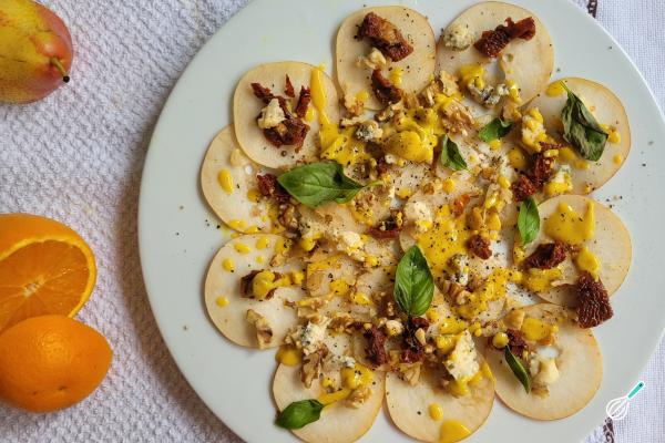 Carpaccio de Pera com Gorgonzola: Equilíbrio Perfeito e Elegante