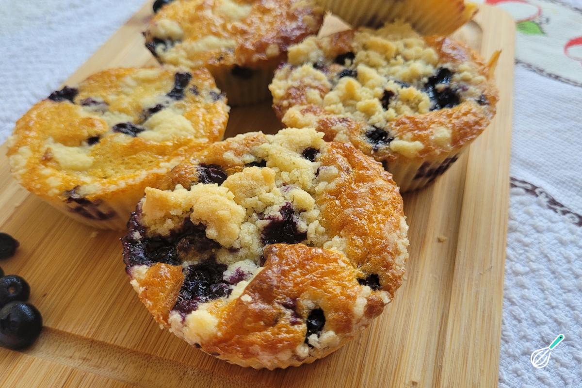 Muffin de Blueberry com Farofa: Fácil e Irresistível! Muffin de Blueberry com Farofa: Fácil e Irresistível!