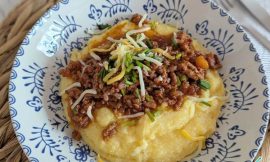 Receita de Polenta Cremosa com Carne Moída e Queijo Fácil