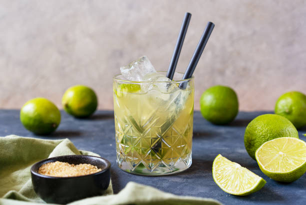 Caipirinha de Saquê com Limão e Manjericão: O Drink Mais Caipirinha de Saquê com Limão e Manjericão: O Drink Mais