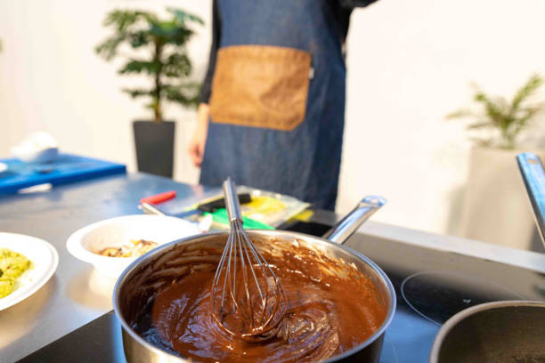 Calda de Chocolate Cremosa que Não Açucara: Truque de Confeiteiro Calda de Chocolate Cremosa que Não Açucara: Truque de Confeiteiro