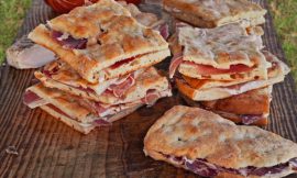Receita de Focaccia de Presunto e Queijo Caseira e Fofinha