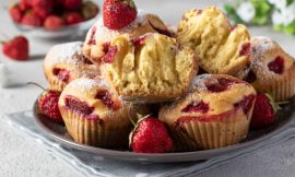 Muffin de Chocolate Recheado com Geléia de Morango