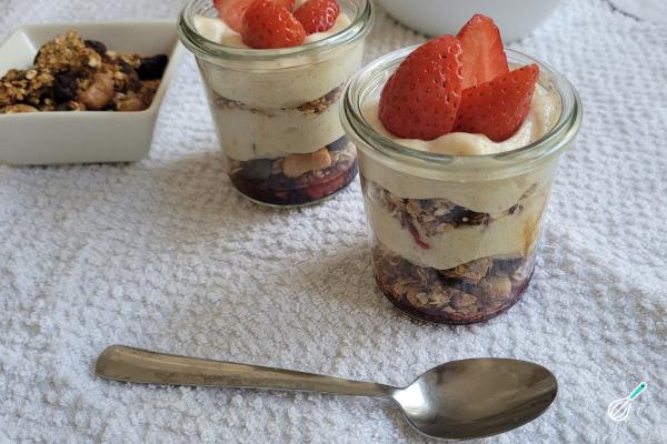 Parfait de Morango com Melado: Sobremesa Elegante e Fácil Parfait de Morango com Melado: Sobremesa Elegante e Fácil