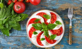 Caprese Sofisticada: Mussarela de Búfala Fresca