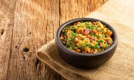 Farofa Rica com Bacon e Milho: Irresistível e Prática