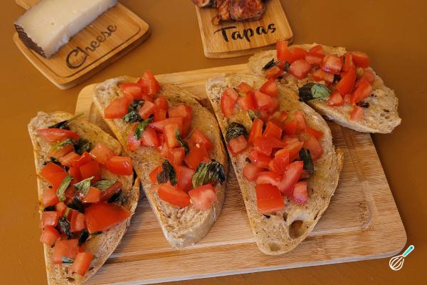 Bruschetta Clássica de Tomate e Manjericão Rápida e Fácil Bruschetta Clássica de Tomate e Manjericão Rápida e Fácil