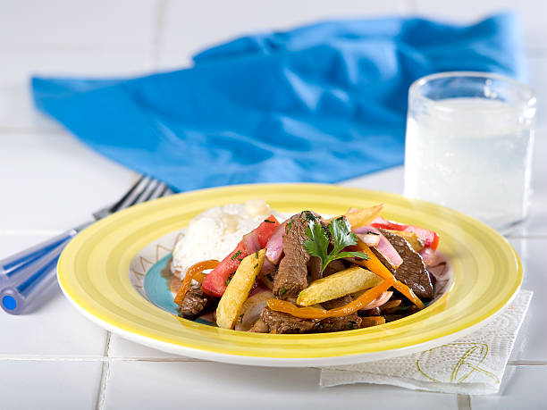 Lomo Saltado Peruano: Salteado Asiático-Andino Perfeito Lomo Saltado Peruano: Salteado Asiático-Andino Perfeito
