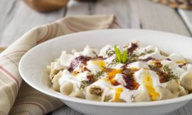 Macarronada Grega: Receita Cremosa com Iogurte e Canela