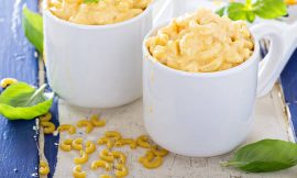 Macarrão na caneca de micro-ondas super cremoso e prático
