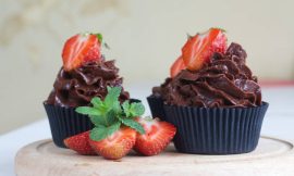 Bolo de Chocolate Recheado com Chantilly e Morangos