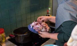 Angu com Molho de Frango: O Sabor da Comida de Vó