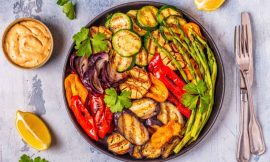 Salada de Legumes Assados e Queijo Coalho ao Molho de Amoras