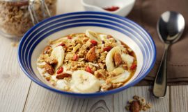 Café da Manhã Delicioso: Banana, Granola, Iogurte e Mel