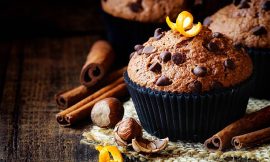 Bolo de chocolate no palito