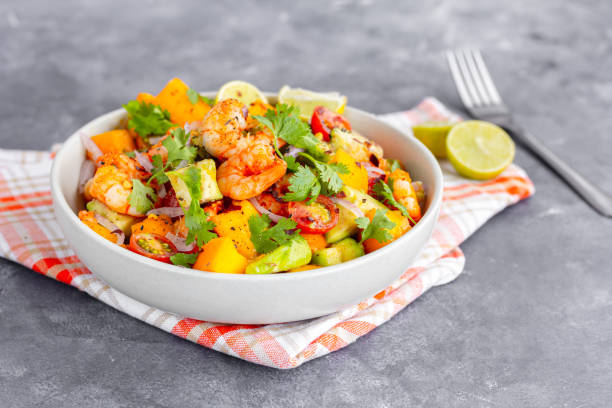 Salada de Camarão com Legumes Refrescante e Saudável