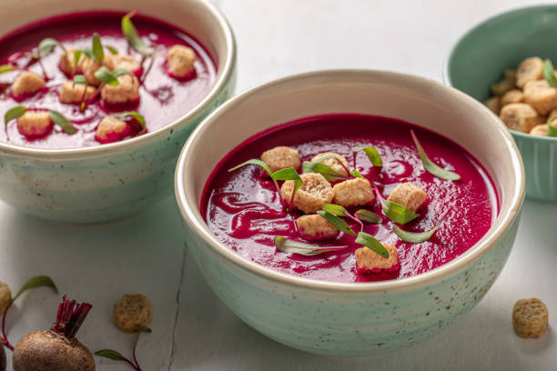 Sopa de Beterraba Vibrante com Toque de Creme Azedo