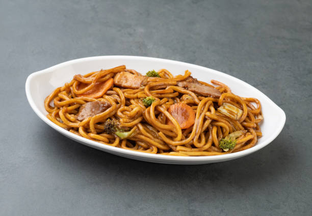 Yakisoba Especial: Carne, Linguiça e Sabor Oriental