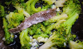 Brócolis Mediterrâneo: Delícia com Anchovas e Azeitonas