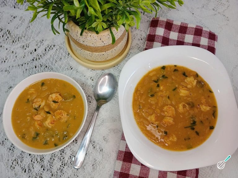 Feijão branco com camarão saboroso e nutritivo