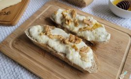 Aperitivo Brie Mel Castanha: Torradinha Cremosa