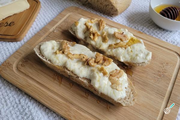 Aperitivo Brie Mel Castanha: Torradinha Cremosa Aperitivo Brie Mel Castanha: Torradinha Cremosa