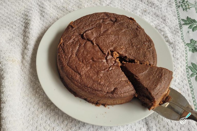 Bolo de Chocolate Fit de Liquidificador Cremoso e Fácil