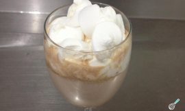 Bebida quente de chocolate e menta