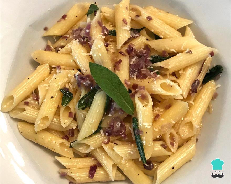 Penne na Manteiga e Sálvia Sem Glúten: Rápido e Sofisticado Penne na Manteiga e Sálvia Sem Glúten: Rápido e Sofisticado