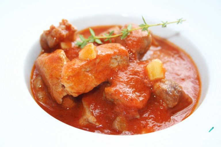Porco com Molho de Tomate: Sabor Caseiro e Econômico