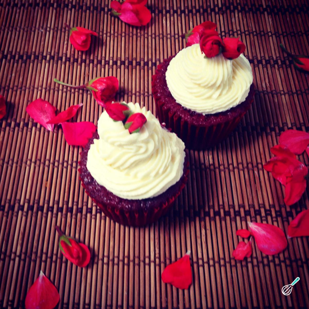 Cupcakes Red Velvet Irresistíveis com Cobertura de Cream Cheese Cupcakes Red Velvet Irresistíveis com Cobertura de Cream Cheese