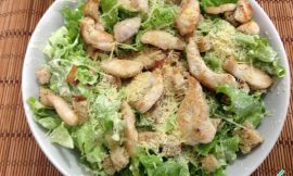 Receita de Salada Caesar com frango e croutons