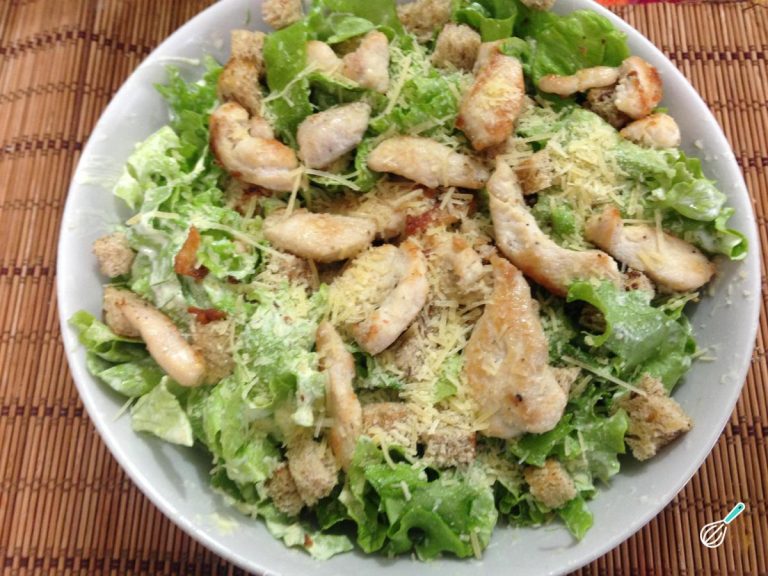 Salada Caesar com Frango Crocante e Molho Especial