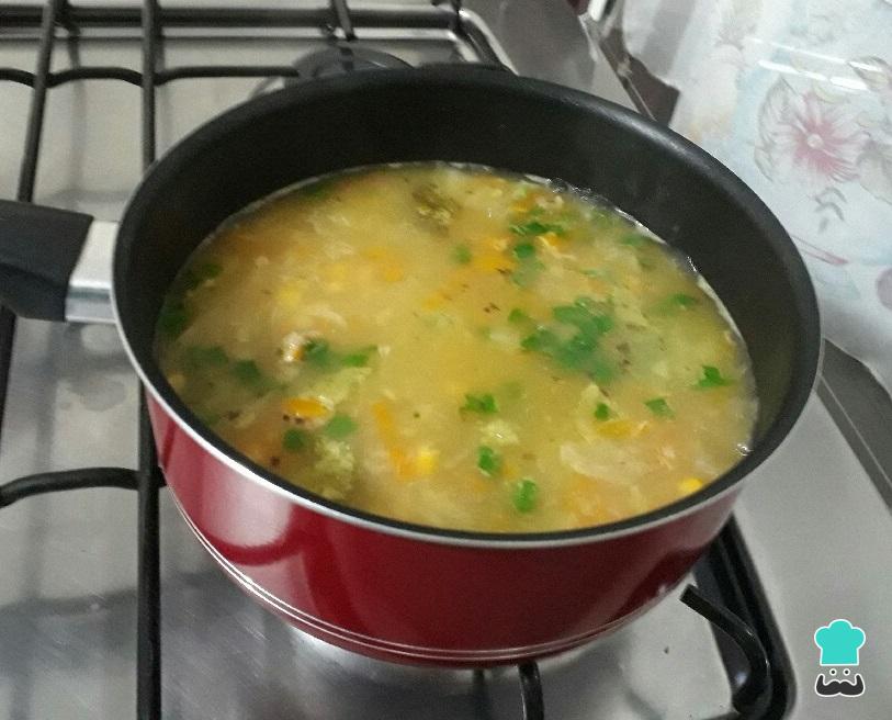 Sopa de Legumes com Frango Saudável e Nutritiva