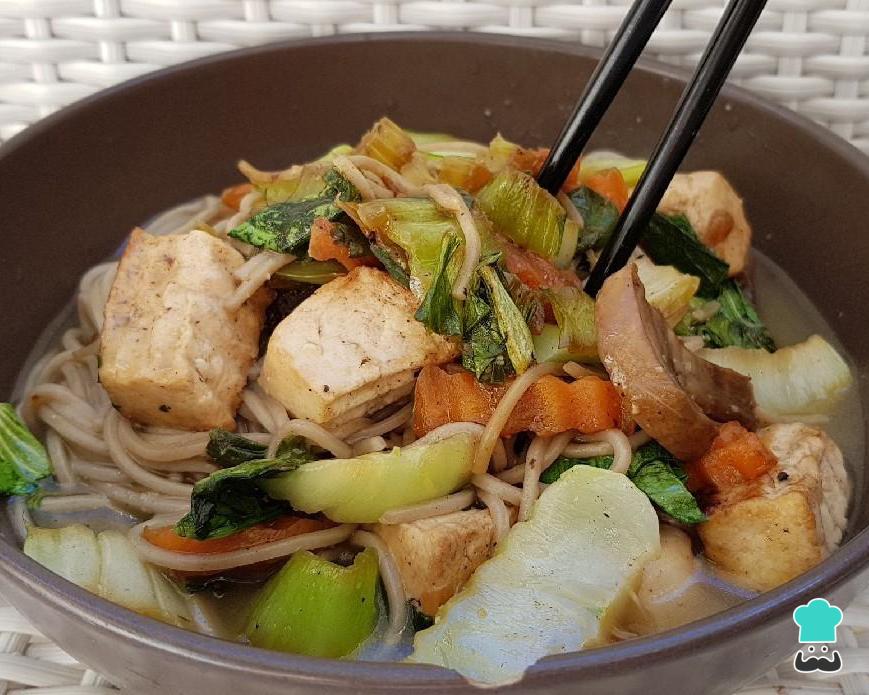 Yakisoba Soba Fácil: Saudável com Tofu e Legumes Yakisoba Soba Fácil: Saudável com Tofu e Legumes