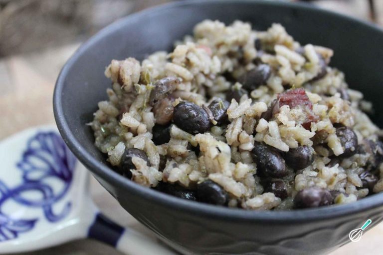 Receita de Arroz com Feijão Preto Clássico e Saboroso