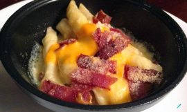 Receita de Batata frita com queijo e bacon