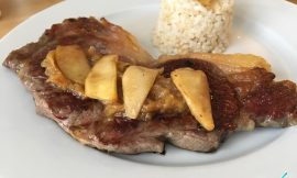 Bife Suculento com Cebola Caramelizada e Maçã Irresistível