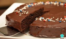 Bolo de Chocolate Caseiro Super Fofinho e Fácil