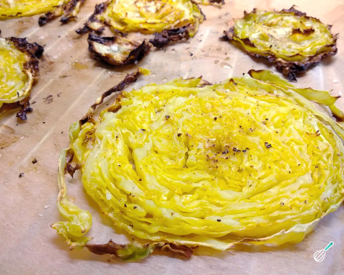 Repolho Assado Crocante: Receita Saudável e Low Carb Fácil Repolho Assado Crocante: Receita Saudável e Low Carb Fácil