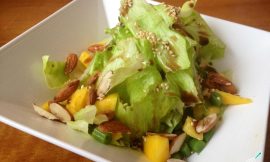 Salada Refrescante de Alface, Manga e Amêndoas