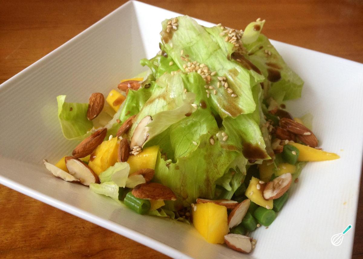 Receita de Salada de alface com manga e amêndoas