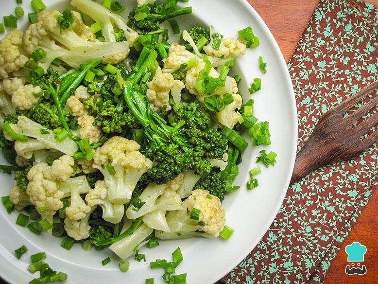 Salada de Brócolis e Couve-Flor Prática e Saudável Salada de Brócolis e Couve-Flor Prática e Saudável