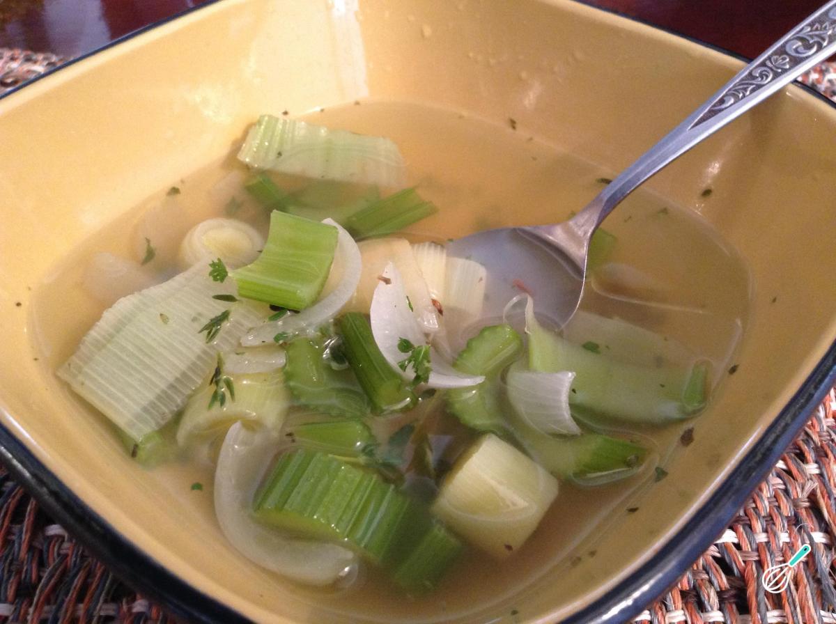 Sopa Diurética de Cebola e Aipo: Receita Leve e Saudável Sopa Diurética de Cebola e Aipo: Receita Leve e Saudável