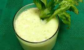 Suco detox com abacaxi, pepino e aipo