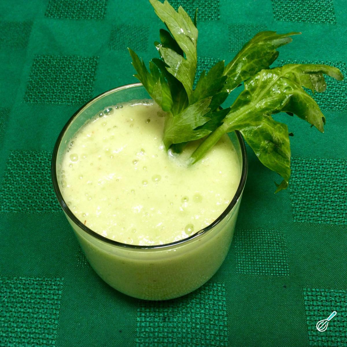 Suco detox com abacaxi, pepino e aipo