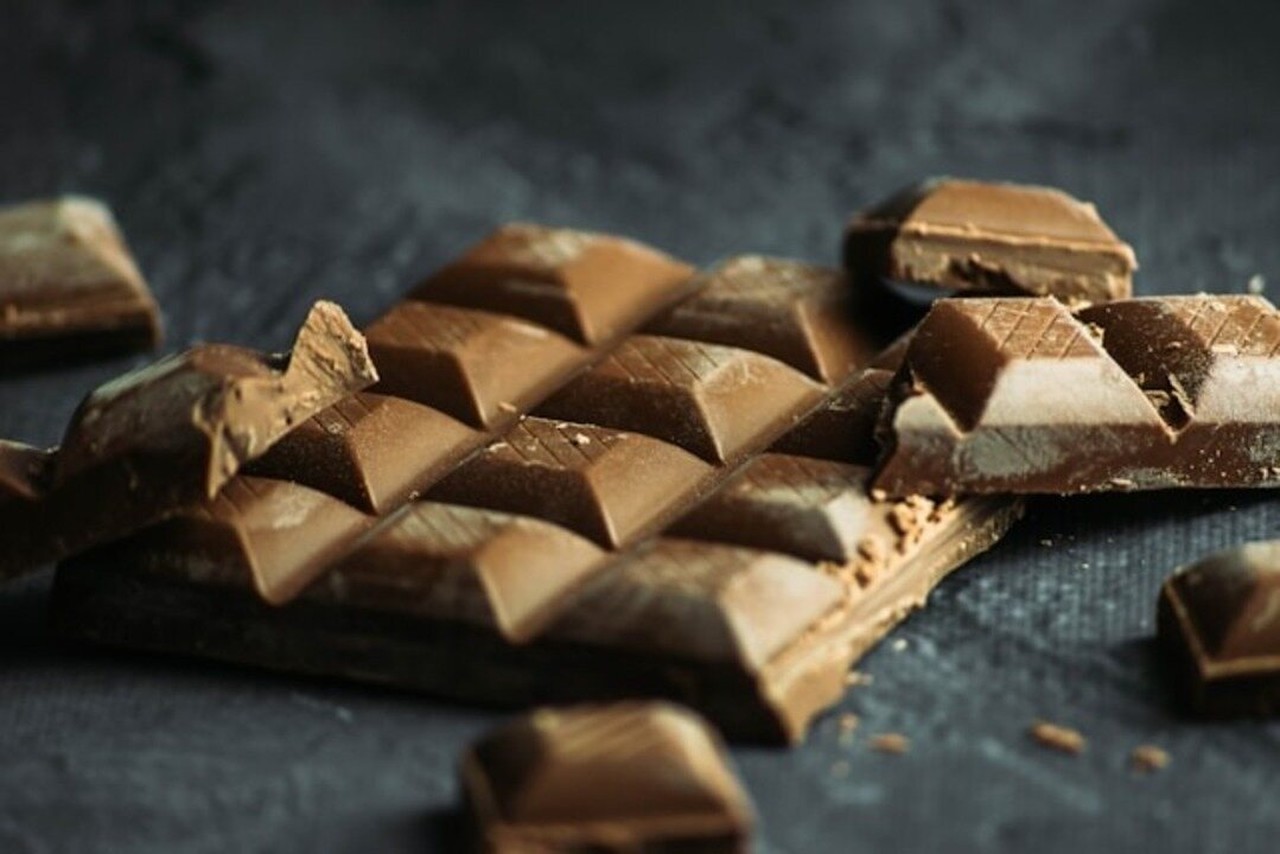 Chocolate causa espinha? Mitos e verdades sobre acne e doce