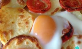 Receita de Batata assada com ovo e tomate