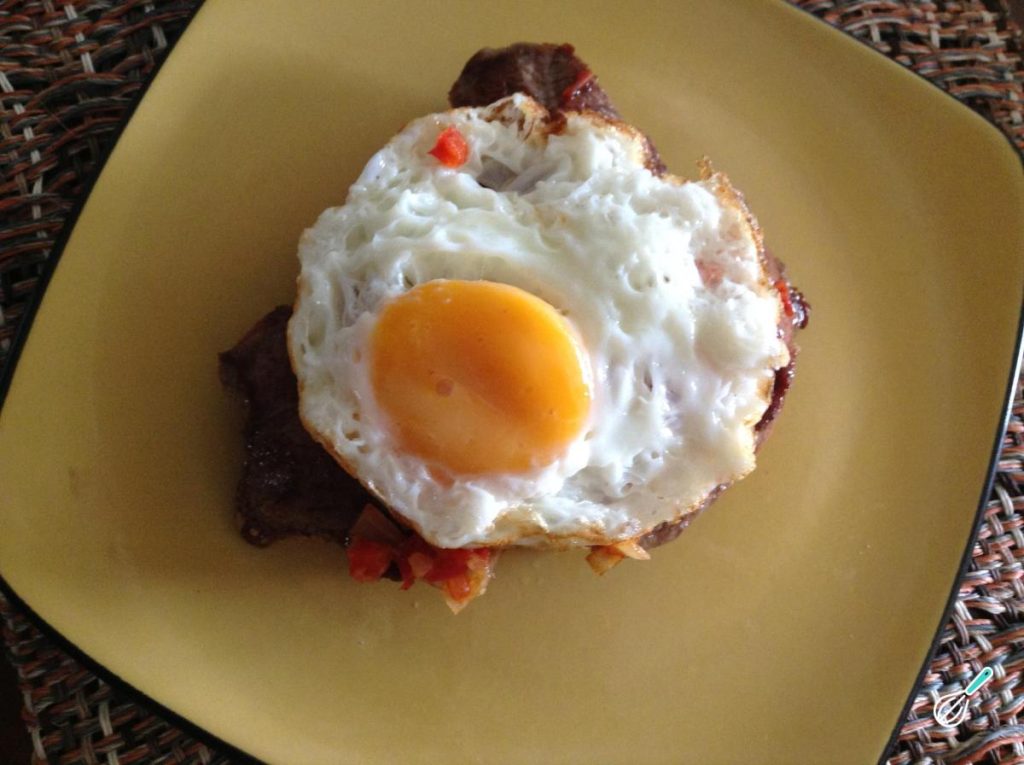 Receita de Bife a cavalo em molho Receita de Bife a cavalo em molho